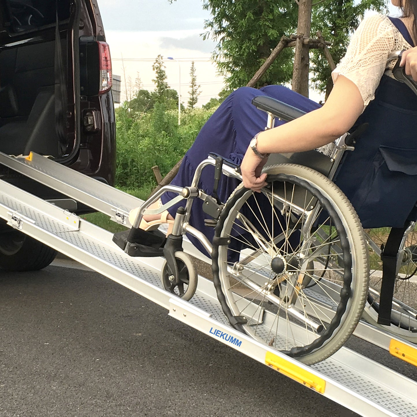 LIEKUMM 2 x 127-300 cm Auffahrrampe Rollstuhl, 300 kg Tragfähigkeit Rollstuhlrampe für Treppen, Stufen, Tragbar Teleskop Auffahrrampe für Elektro-Rollstühle, Fahrräder, Dreifach Ausziehbar